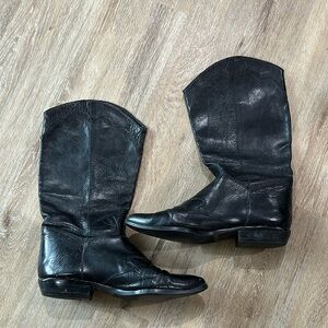 Nine West size 8 leather cowboy boots. Made with real leather and handmade sole
